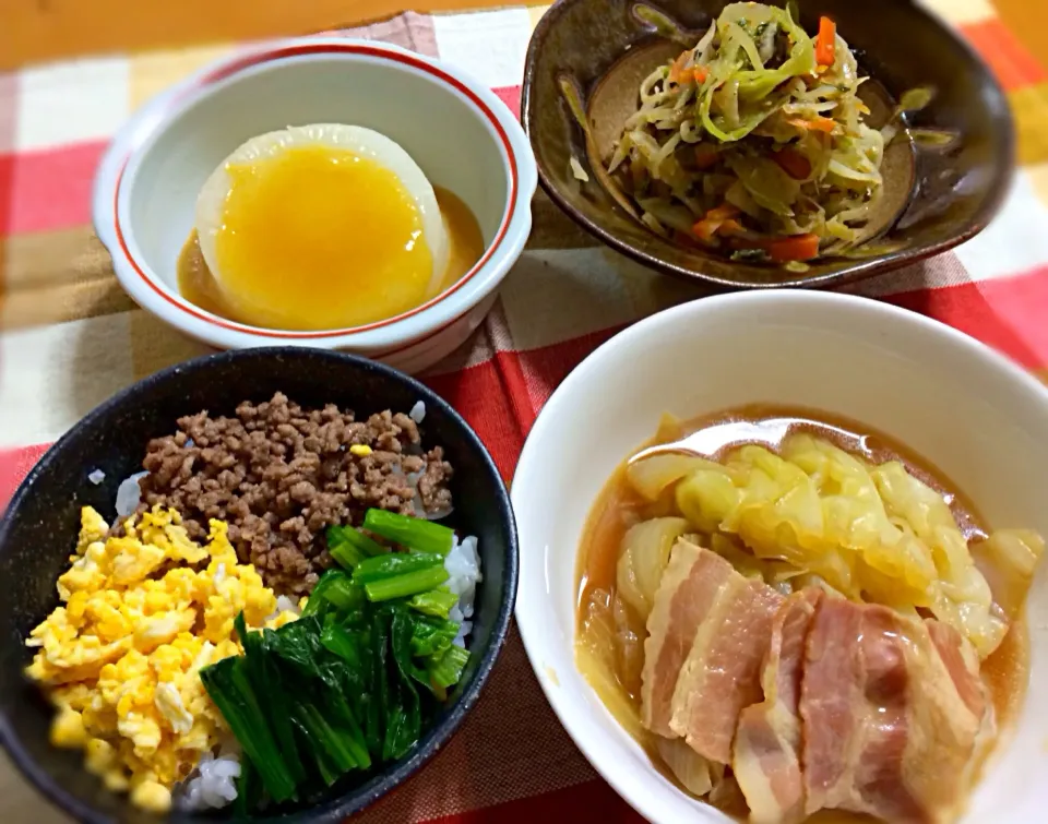 三色丼、キャベツとベーコンのスープ煮、ふろふき大根柚味噌、セロリと端切れ野菜のきんぴら|ぷっくりんこ💙さん