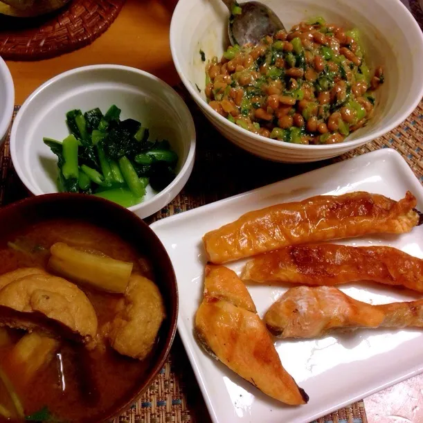 いよいよ質素になってきました。
お味噌汁に納豆と焼き鮭と漬物。
こんなメニューが一番ご飯が進んじゃうんだけどね。|chacoさん