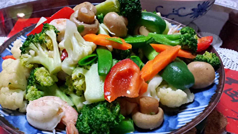 Our Reunion dinner: stir fry broccoli with bell peppers, cauliflower, snow peas, prawns and button mushrooms|genさん