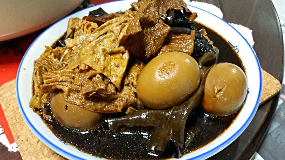 Our Reunion dinner: Hainanese Braised Pork Belly with black fungus, hard boiled eggs, beancurd skin and fried beancurd|genさん