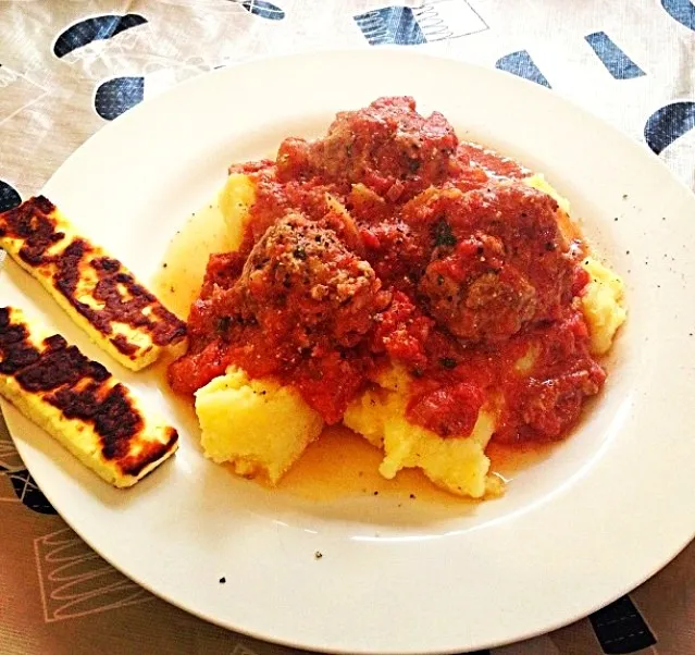 Snapdishの料理写真:Polenta and Italian meatball on top and a side of halloumi cheese ;)|Yokoさん