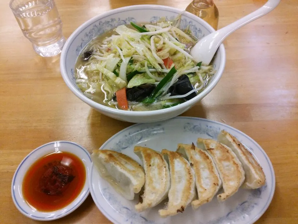 ぎょうざの満州の、タンメンと餃子セット640円です。
50円プラスで麺が大盛りになります。
餃子の美味さの秘密は、自家製にあるようです。
ぎょうざの満州は、ランチよりも酒を呑んだ後の締めの方が合う店ですね。
なんとなく、そんな気がしました…。
(ノ´∀｀*)|東京ライオンズさん