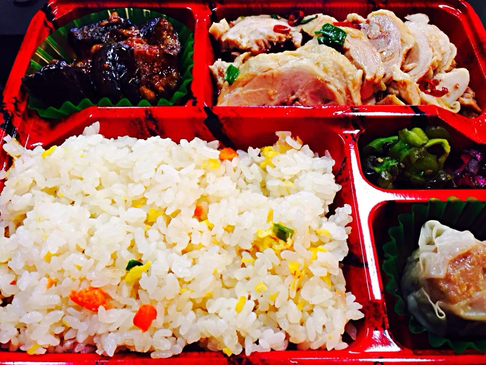 Snapdishの料理写真:沼津駅ビル一階「北京飯店」の蒸し鶏のサラダ弁当|Daisuke Inabaさん