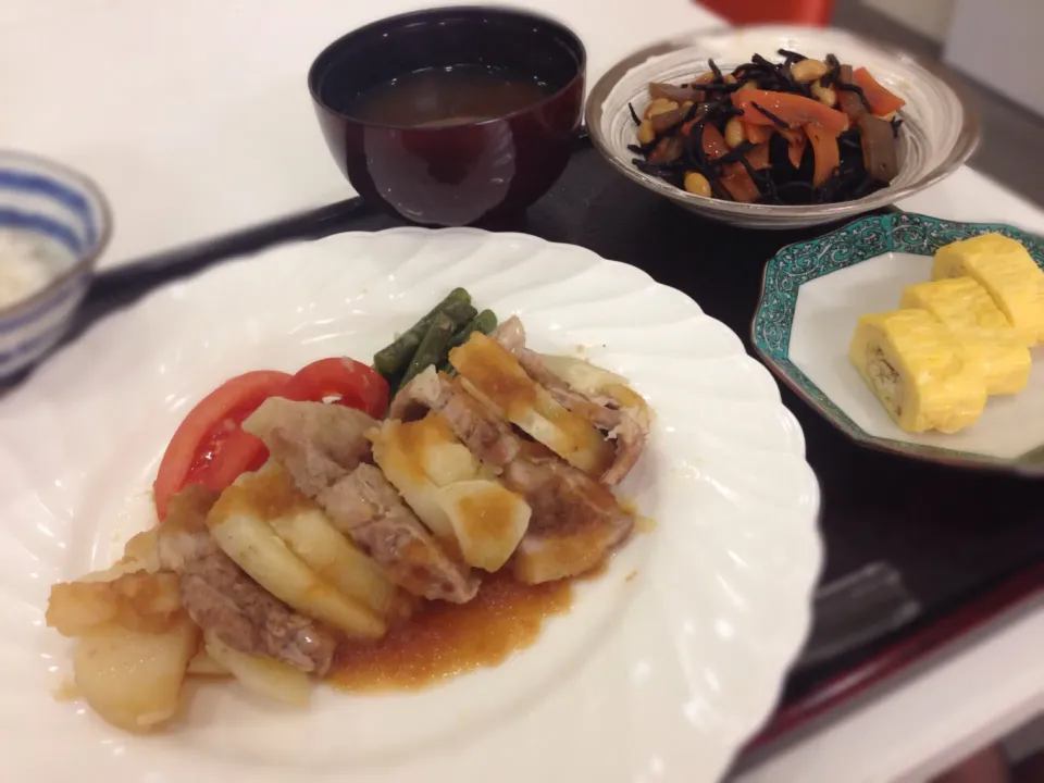 豚ロースとじゃがいもの重ね焼き、ひじきと大豆の煮物、厚焼き卵、シジミの味噌汁|ななさん