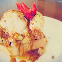 parfait toast with vanilla ice cream and apple crumble 😍|vinnaさん