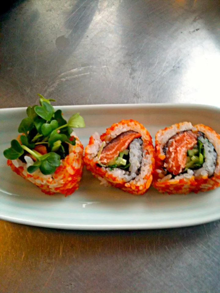 salmon tobiko roll|zer0さん