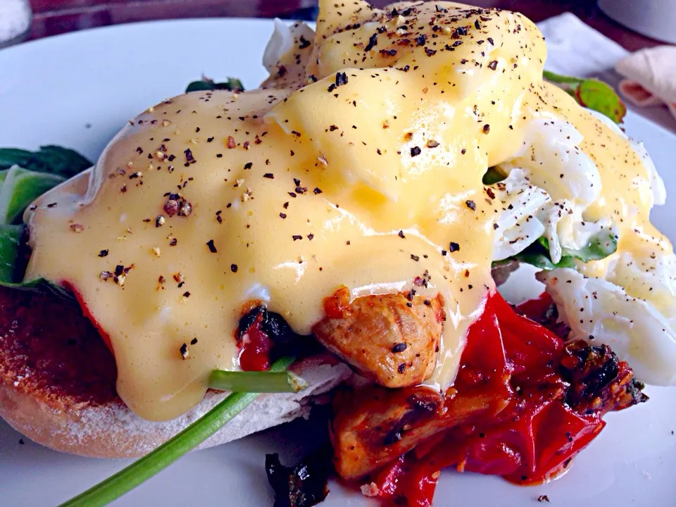 Toasted Baguette, Roast Cherry Toms, Mushrooms, Asian Baby Leaves, Delicately Poached eggs and Hollandaise|Marile Van Niekerkさん