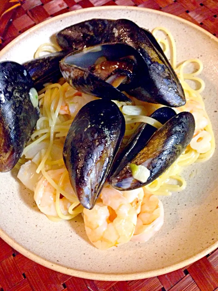 Snapdishの料理写真:Pasta of shrimp&mussels🐚ﾑｰﾙ貝と海老のﾊﾟｽﾀ by chef hubby|🌈Ami🍻さん