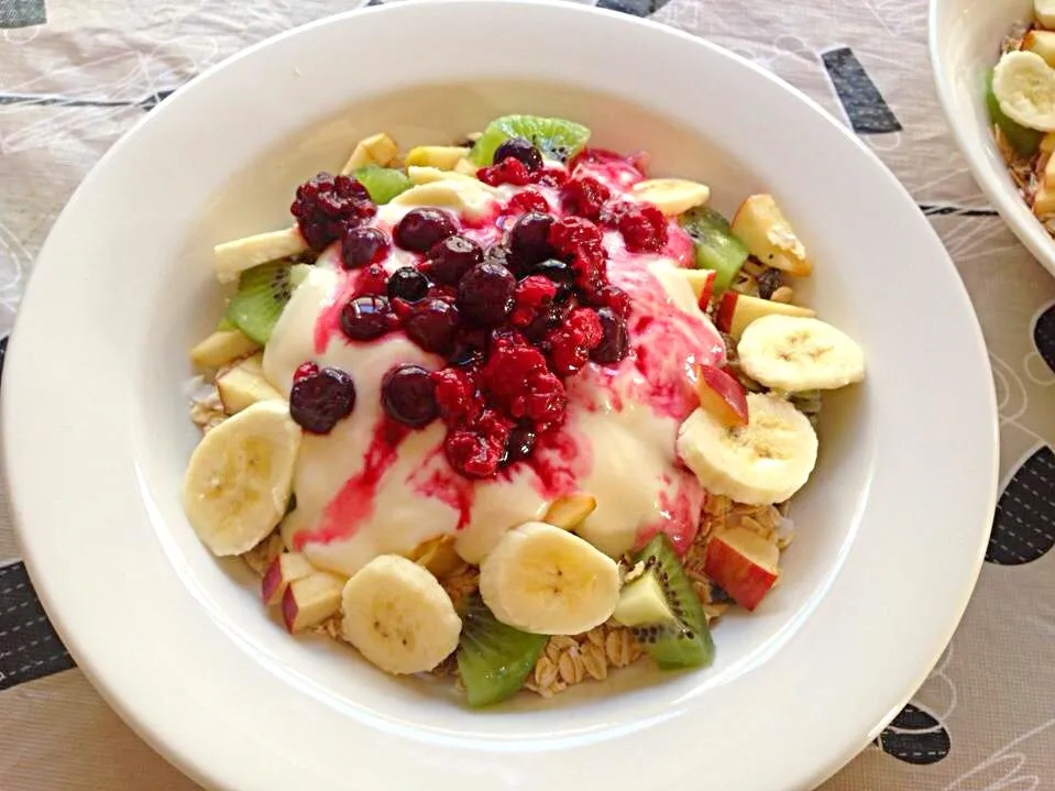 Today's brekkie ;)  roasted muesli with apple, kiwi, banana, yogurt and berry puree on top!|Yokoさん