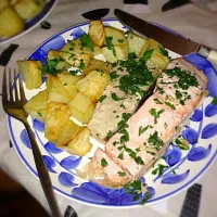 Grilled salmon and roasted potato ;) served with lots of parsley 😋|Yokoさん