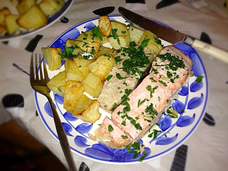 Grilled salmon and roasted potato ;) served with lots of parsley 😋|Yokoさん