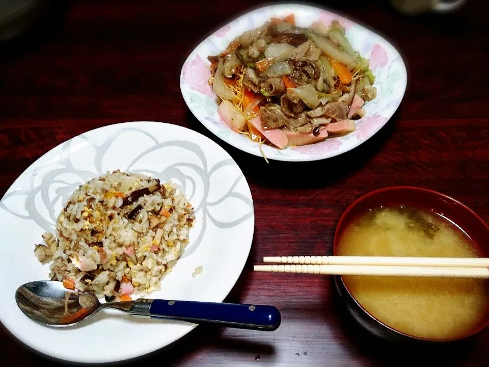 中華？味噌汁は和ですね(＾ω＾)
今日は皿うどん
とチャー飯です♡|Manami Hashiguchiさん