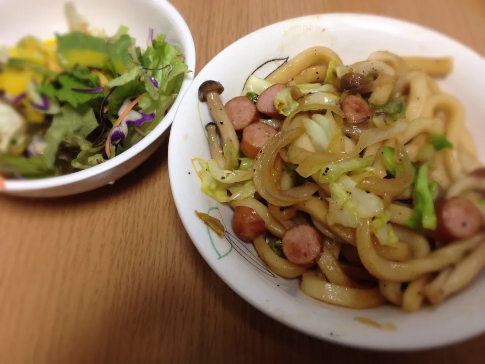 Snapdishの料理写真:冷蔵庫の残り物で 焼きうどん( ´ ▽ ` )ﾉ|Yokoさん