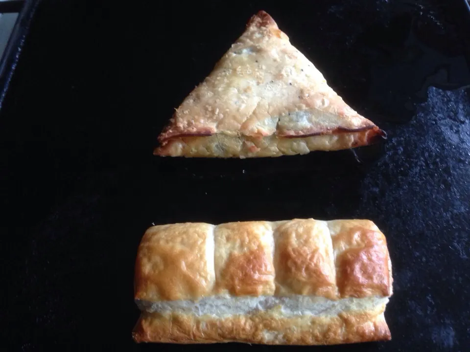 Snapdishの料理写真:Samosa and sausage roll|Alan (Fred) Pipesさん