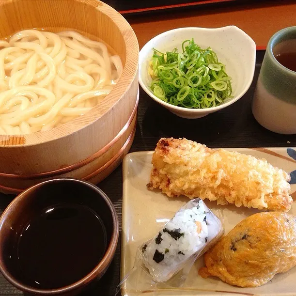 釜揚げうどん並、鶏天、ひじきのお稲荷さん、鮭とワカメのおにぎり。|chacoさん