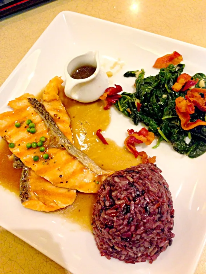 Black pepper salmon and spinach with brown rice|PhUnGさん