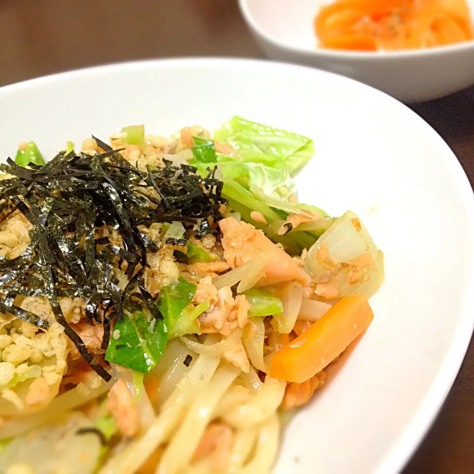 鮭とキャベツの焼きうどん、にんじんサラダ|chobicmさん