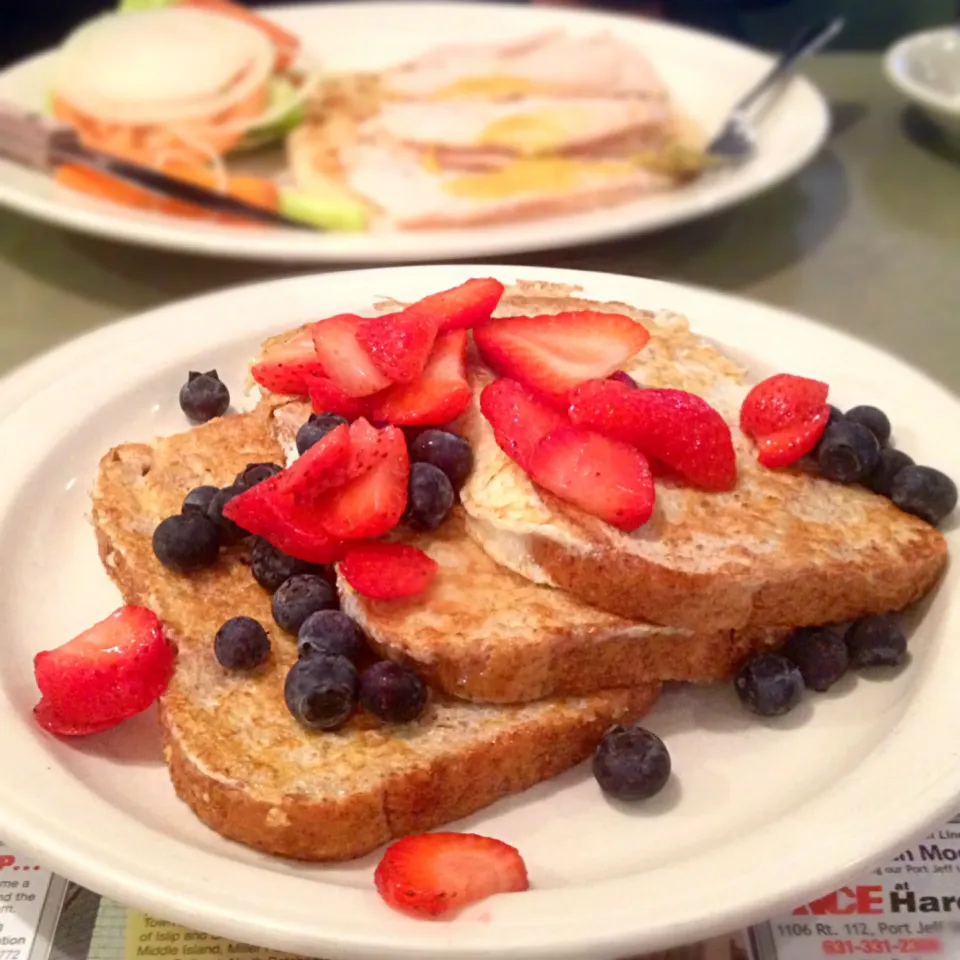 Multigrain Egg White French Toast With Berry Topping|MyRaXさん