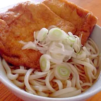 Snapdishの料理写真:お揚げがはみ出るきつねうどん|宇田川さん