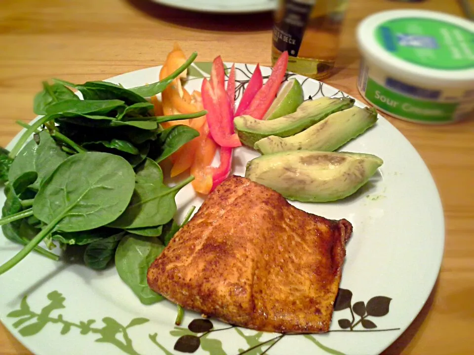 Salmon tacos with bell pepper,  avocado,  baby spinach and sour cream|Fe's kitchenさん