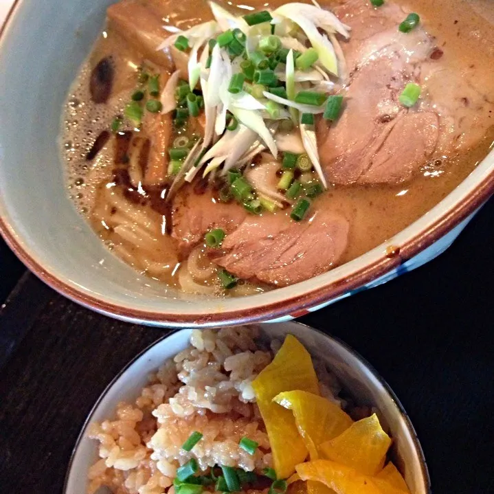 豚骨魚介の中華そば  博多かしわ飯|チカさん