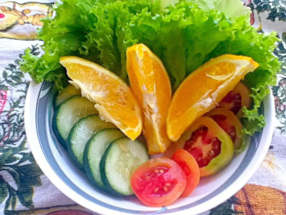 Fresh COLT - cucumber, orange, lettuce, tomato|Food Tripさん