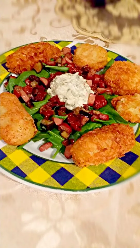 spinach sald with sundried tomatoes eggplant and sausages, creamy spinach dip and two kinds of potato kebba one with tuna and the other one with sausage then br|mayさん