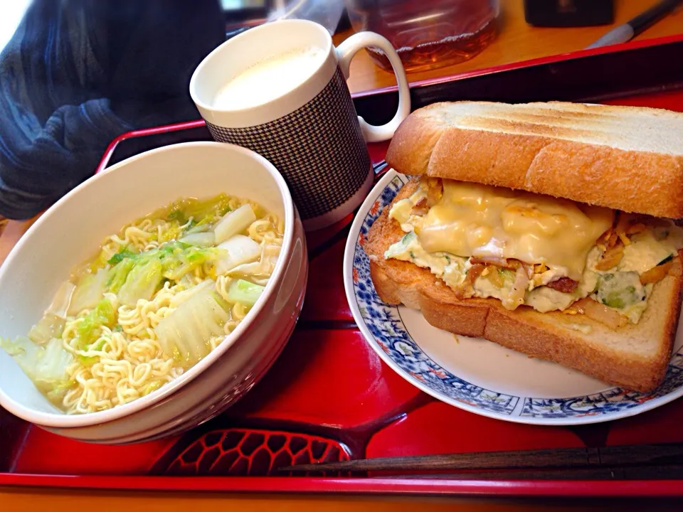 白菜入りのインスタントラーメン（笑）とポテサラベーコンタマゴサンドイッチ|Yoshiさん