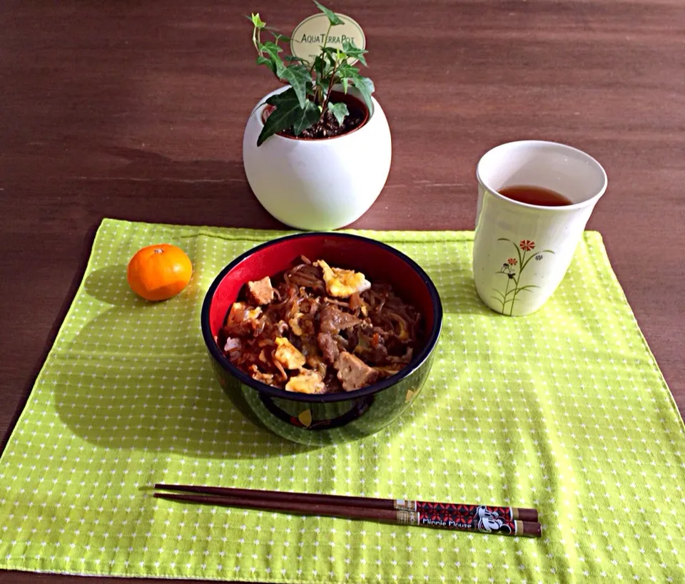 すき焼き丼、小さなミカン、ほうじ茶|pentarouさん