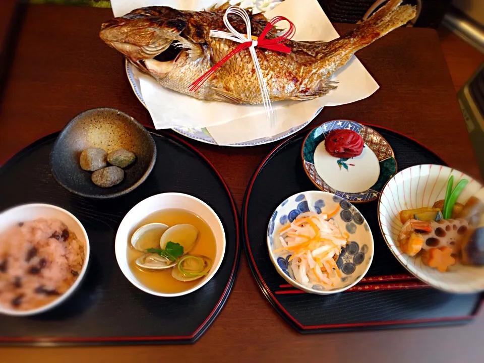 お食い初め🍀お煮しめ🍀紅白なます🍀ハマグリのお吸い物🍀赤飯🍀梅干🍀鯛|mochaさん