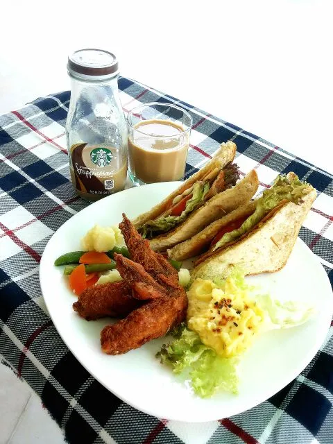 Ham sandwich, fried chicken wings, mashed potatoes, vegetables and a bottle of frappuccino|m!ckongさん