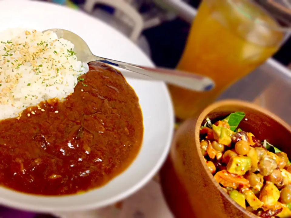 牛すじカレー、お豆のキムチ和えとサラダ|がっちゃんさん