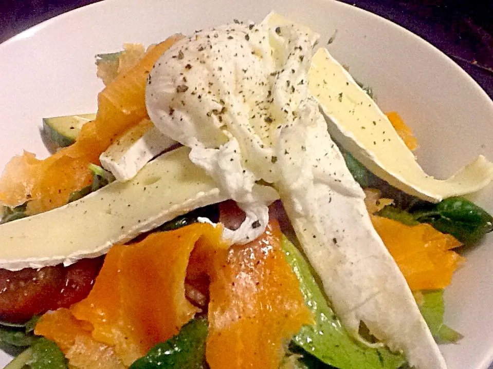 Asian Baby Leaf Salad with Baby Capers, Oak Smoked Salmon, Brie and a delicately poached egg.|Marile Van Niekerkさん