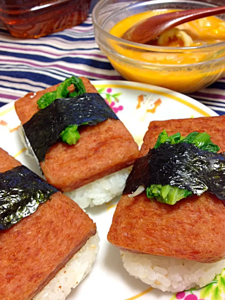 Snapdishの料理写真:スパムおにぎり菜の花添え|もじゅさん