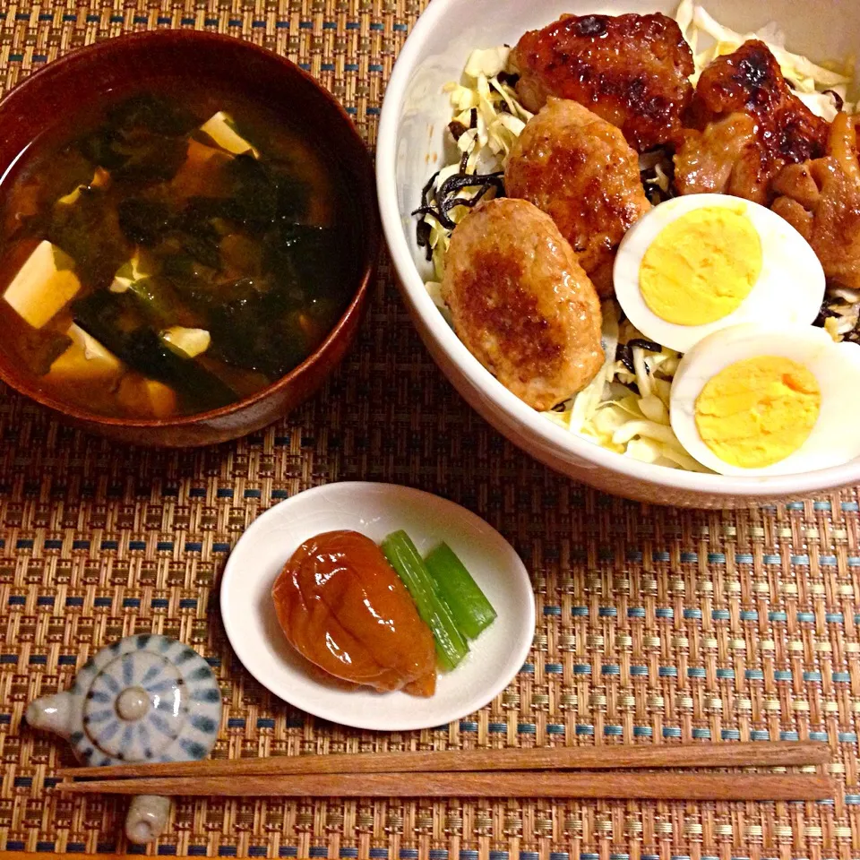 Snapdishの料理写真:塩麹焼き鳥＆つくね丼|chacoさん