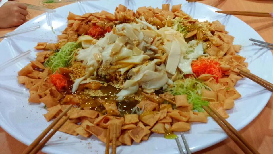 A close up of the Lo Hei aka Prosperity Toss or 鱼生 in Chinese.|genさん