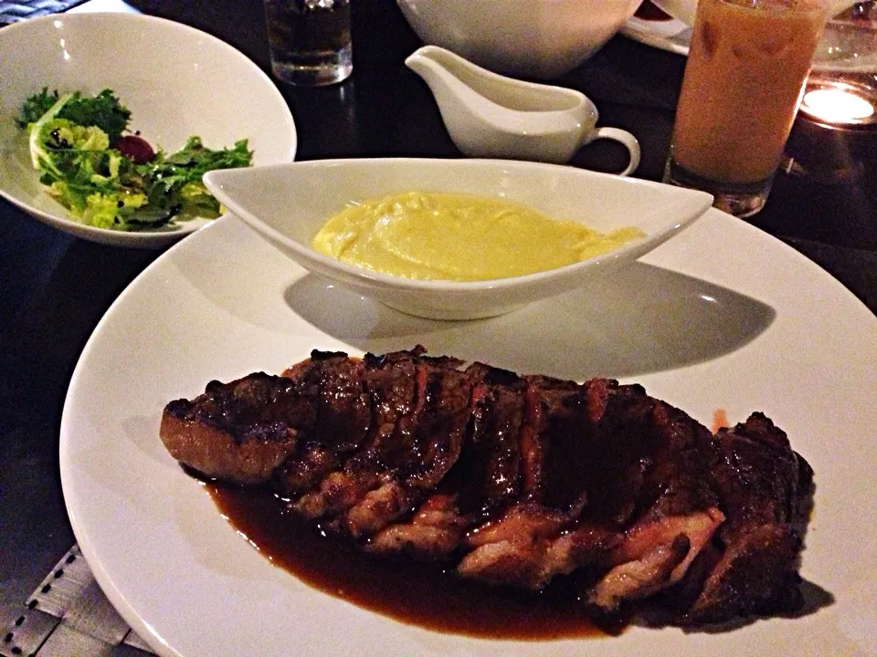 Sirloin steak & mashed potatoes in truffle oil|hurul | 후룰さん