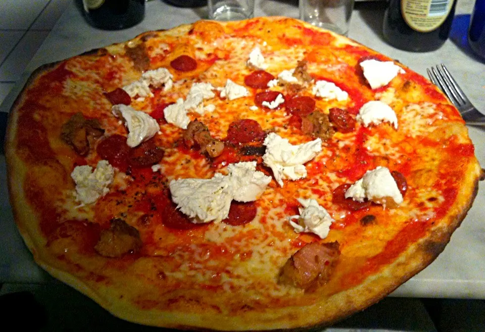 Pizza with crumbled sausage, pepperoni, chilli, fennel, basil and baby mozzarella topped with extra virgin olive oil|Nicole Avisさん