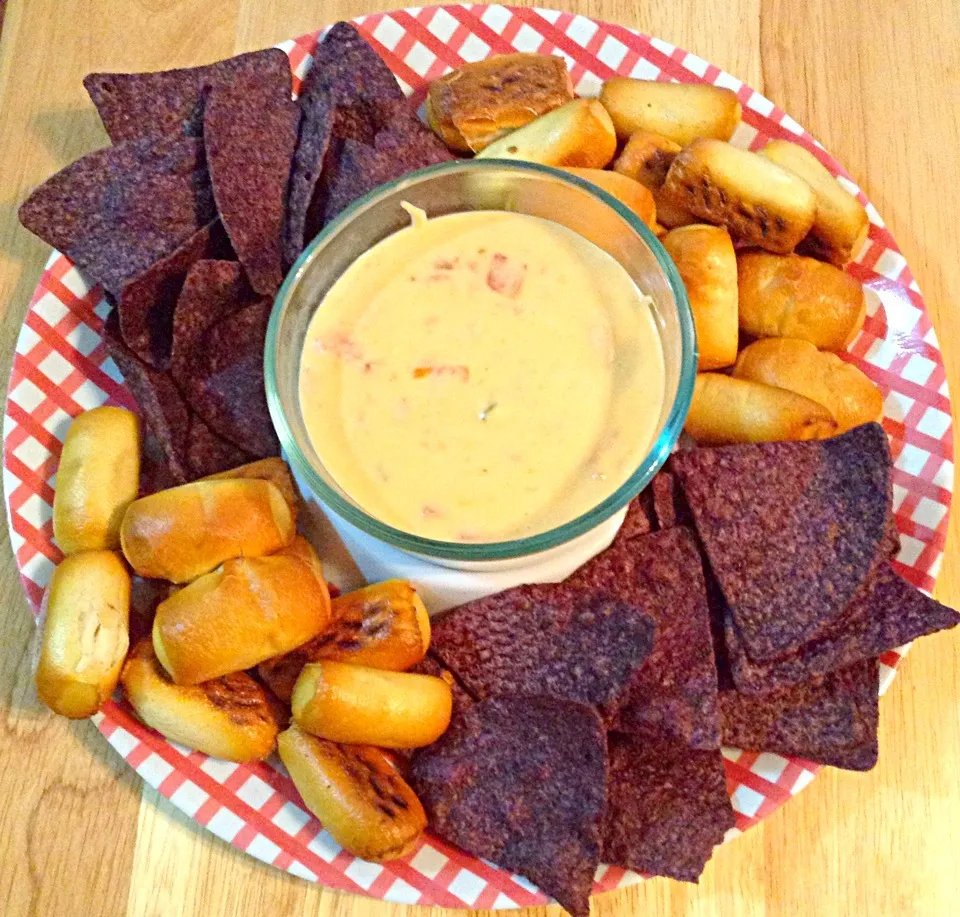 Snapdishの料理写真:Dairy Free Queso with Pretzel Nuggets and Blue Corn Chips|http://melissasmenu.wordpress.com/さん