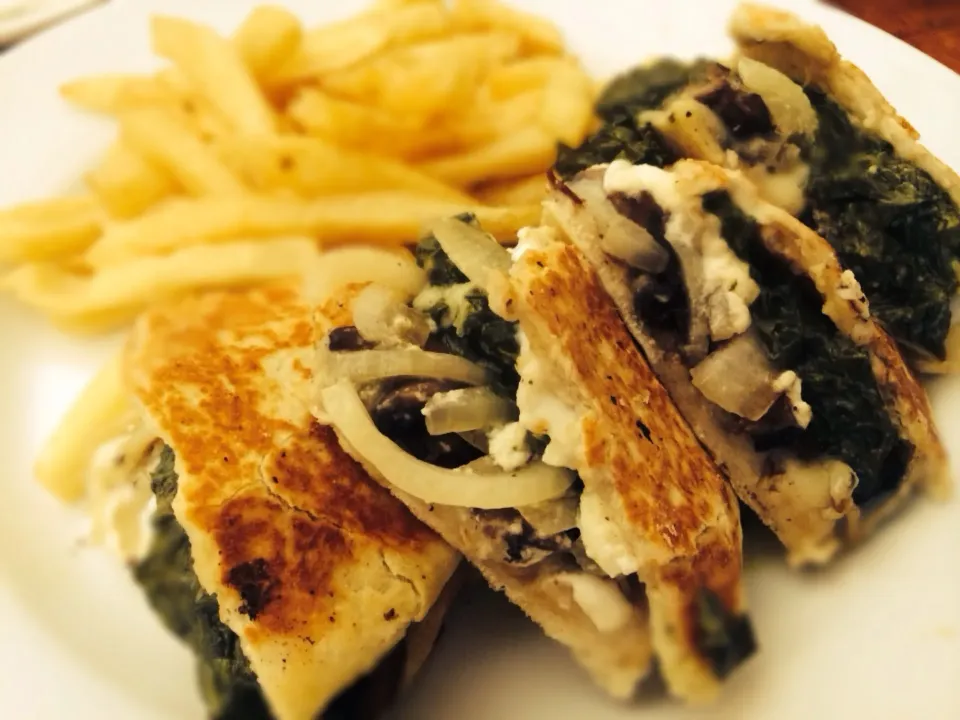 Spinach, feta, caramelised onion and mushroom tramazenni|Sergio Lacuevaさん