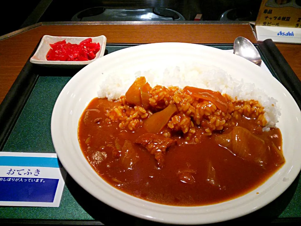 Snapdishの料理写真:伊丹空港の搭乗口にある軽食屋のカレーライス、630円です。
具には期待しておりませんでしたが、玉葱やビーフなどが意外と入っておりました。
直ぐに出てきたので、急いでいる時には良いですね。
(*´∀`)♪|東京ライオンズさん