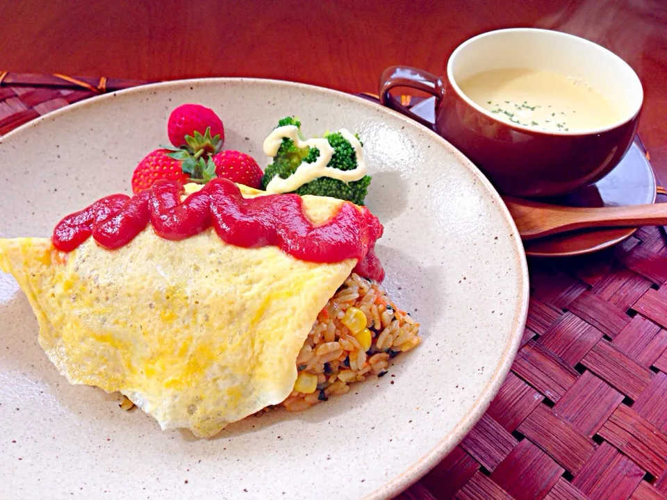 Snapdishの料理写真:Omelet with a filling of ketchup-seasoned Veggie fried rice&Soup🎵お野菜いっぱいｵﾑﾗｲｽとｽｰﾌﾟ|🌈Ami🍻さん