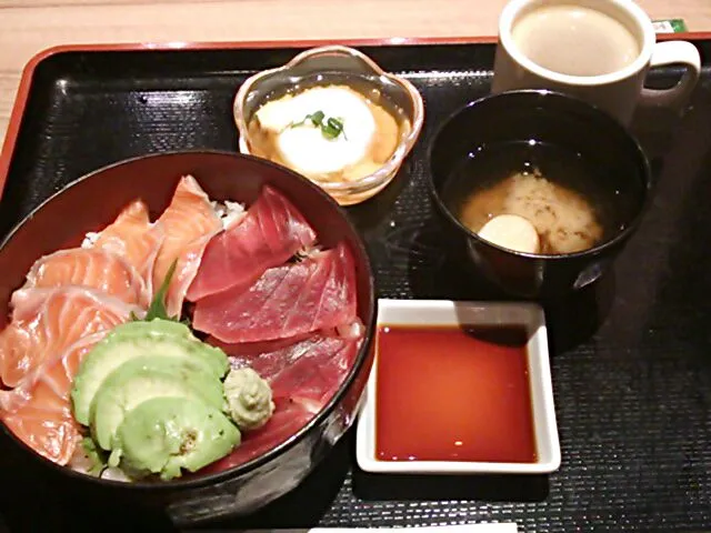 マグロとサーモンアボガドの３食丼|オオトモさん