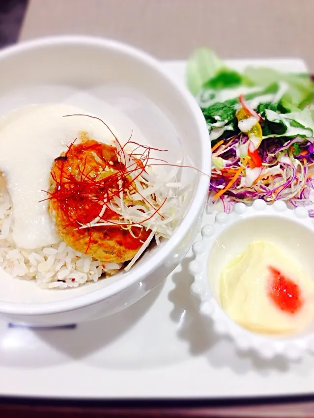 鳥つくねとろろ丼、サラダ、イチゴプリン|ももこさん