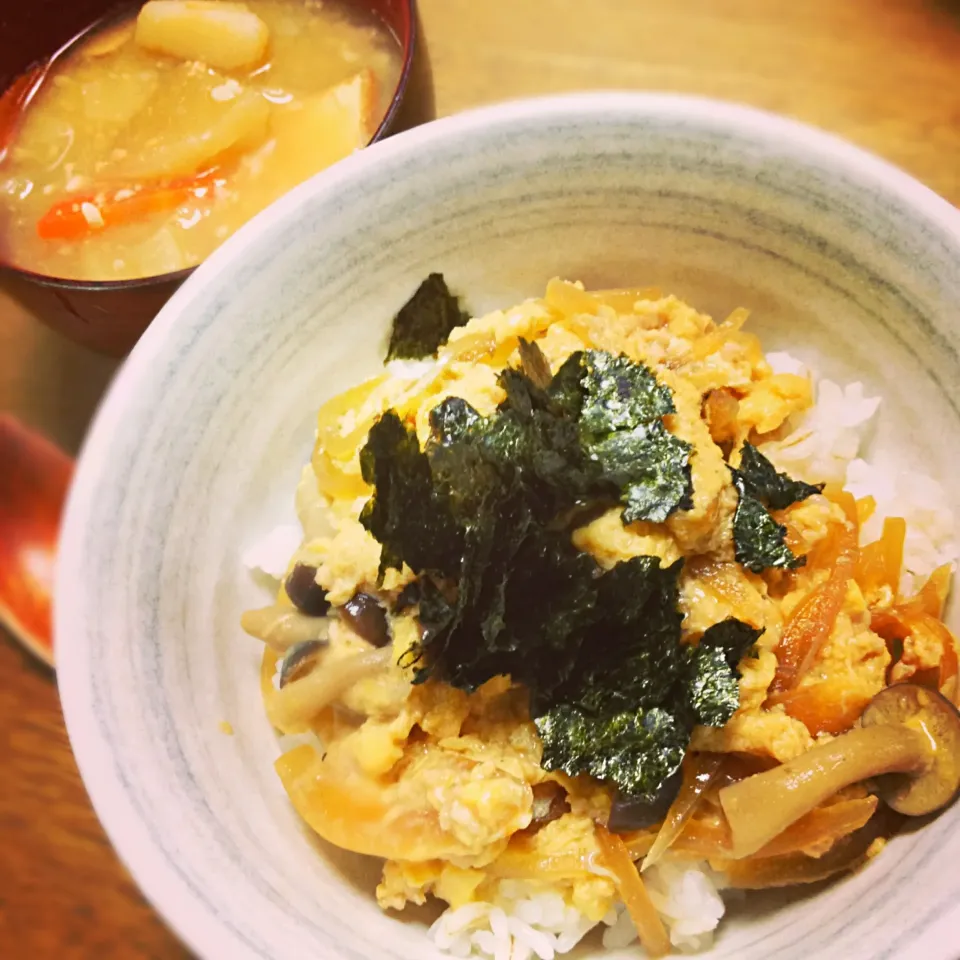 しめじの卵とじ丼,豚汁|りーぴんさん