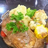 Roast Chicken with mushroom sauce and mashed potato, broccolis, and buttered cauliflowers.|didiさん