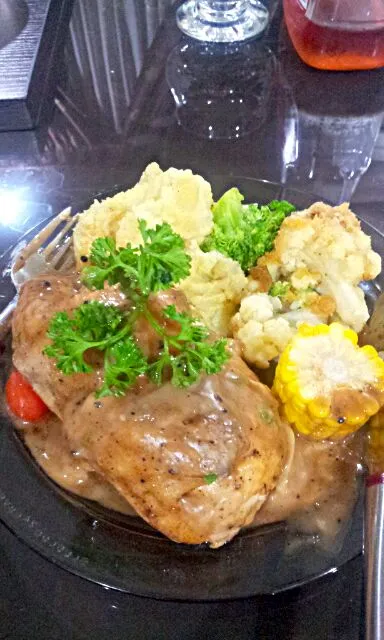 Roast Chicken with mushroom sauce and mashed potato, broccolis, and buttered cauliflowers.|didiさん