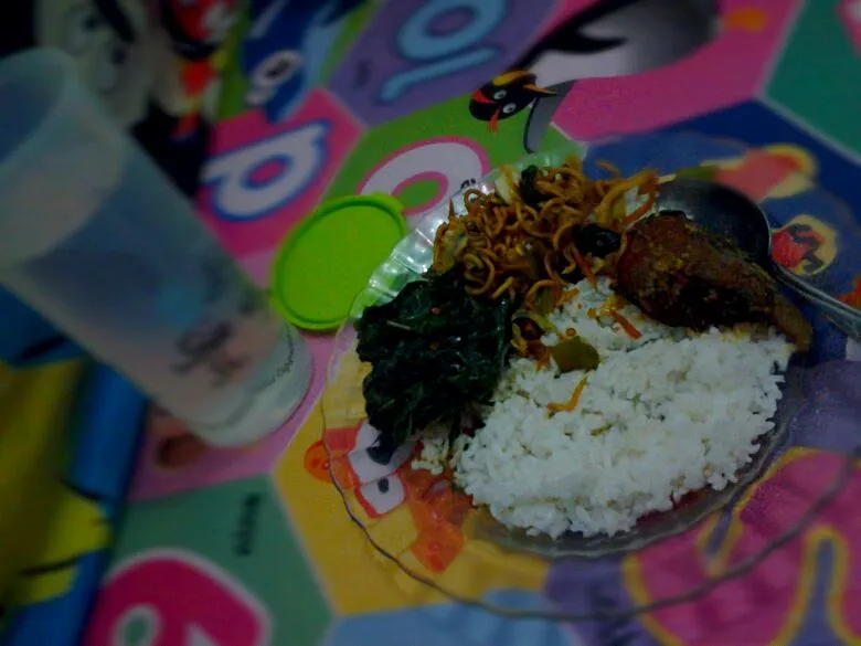 Snapdishの料理写真:nasi, kakap, mie, sayur daun ubi|Dewi Sartikaさん