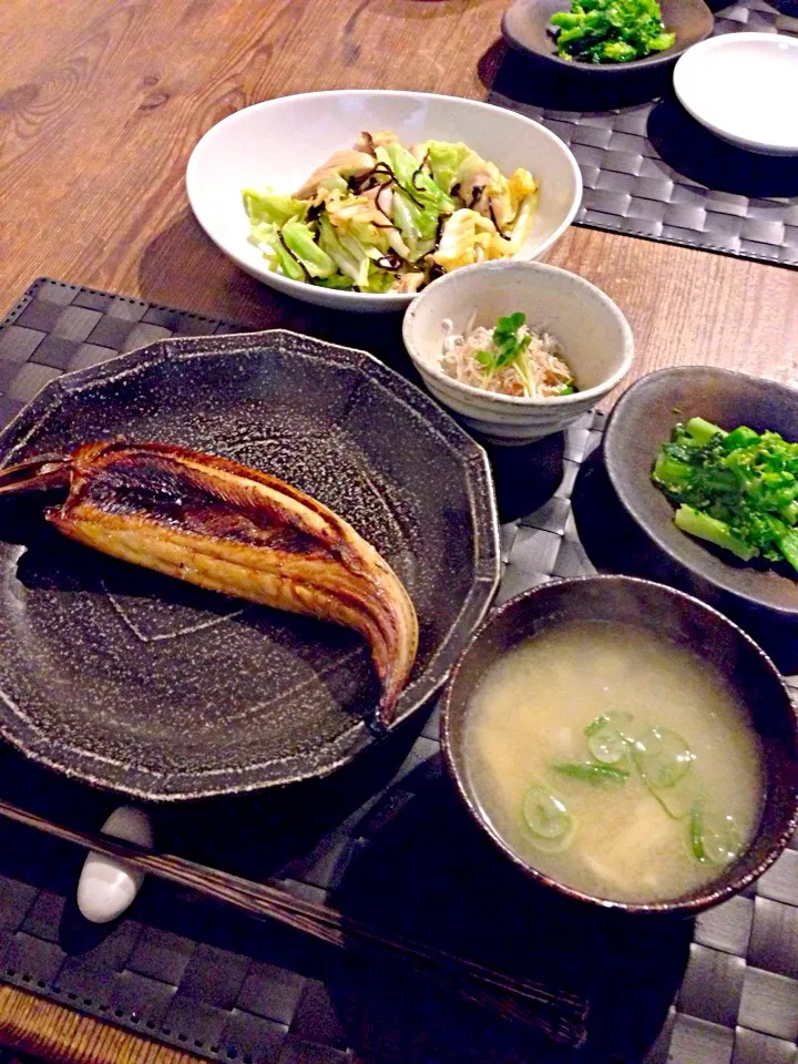 あっさり和食メニュー🍀秋刀魚の開き🐟ササミとキャベツの塩昆布炒め、菜の花のナムル、しらす下ろし、大根と油揚げ、ブナピーのお味噌汁💛|まみりんごさん