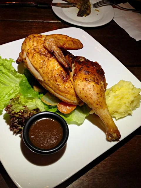 Roasted chicken served with mashed potatoes & vegetables|m!ckongさん